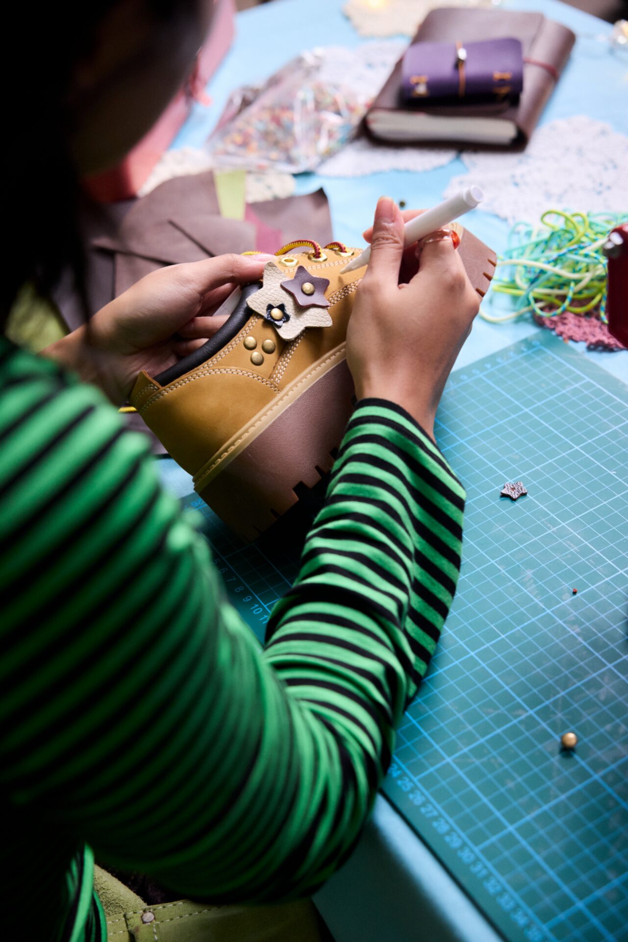 Campaign star Mango Mundo working at her customisation station.